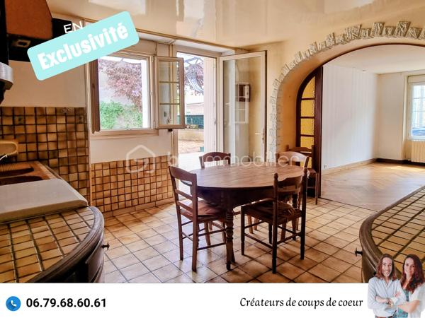 Nous vous proposons en exclusivité cette maison en pierre composée de :
-Au rez-de-chaussée: cuisine, grande pièce de vie lumineuse avec cheminée, WC séparé, buanderie, véranda chauffée. Accès à la cave.
-A l'étage: 3 chambres, un espace de stockage, une salle d'eau, WC séparé.

A l'extérieur: un garage non attenant, cabanon, volières. Grand jardin arboré entièrement clos (arbres fruitiers).

Tout à l'égout, chaudière récente, double vitrage (sauf 5 fenêtres de petite taille qui sont à changer), volets électriques, toiture en bon état.

Située à Pamproux, proche toutes commodités (école, commerce, gare TER), à 30 minutes de Niort et Poitiers, 15 minutes de Saint-Maixent-L'Ecole (Gare TGV Paris-Montparnasse).

Ce que nous en avons pensé : " Une très jolie maison qui mérite d'être remise au goût du jour. L'endroit est très peu passant et très calme. La jardin est également très agréable!"

Vendeurs, avis de valeur offert. Acquéreurs, bénéficiez de notre service financier.