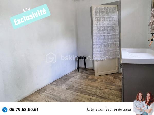 Nous vous proposons en exclusivité cette maison en pierre composée de :
-Au rez-de-chaussée: cuisine, grande pièce de vie lumineuse avec cheminée, WC séparé, buanderie, véranda chauffée. Accès à la cave.
-A l'étage: 3 chambres, un espace de stockage, une salle d'eau, WC séparé.

A l'extérieur: un garage non attenant, cabanon, volières. Grand jardin arboré entièrement clos (arbres fruitiers).

Tout à l'égout, chaudière récente, double vitrage (sauf 5 fenêtres de petite taille qui sont à changer), volets électriques, toiture en bon état.

Située à Pamproux, proche toutes commodités (école, commerce, gare TER), à 30 minutes de Niort et Poitiers, 15 minutes de Saint-Maixent-L'Ecole (Gare TGV Paris-Montparnasse).

Ce que nous en avons pensé : " Une très jolie maison qui mérite d'être remise au goût du jour. L'endroit est très peu passant et très calme. La jardin est également très agréable!"

Vendeurs, avis de valeur offert. Acquéreurs, bénéficiez de notre service financier.