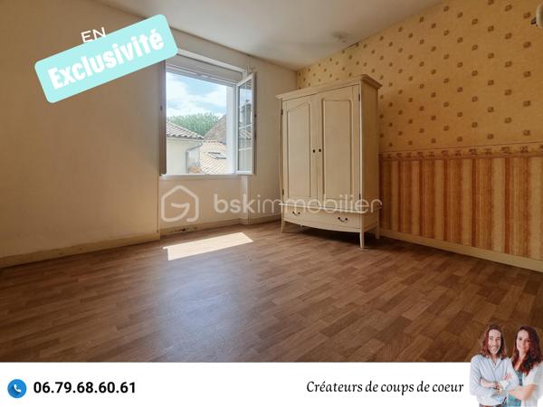 Nous vous proposons en exclusivité cette maison en pierre composée de :
-Au rez-de-chaussée: cuisine, grande pièce de vie lumineuse avec cheminée, WC séparé, buanderie, véranda chauffée. Accès à la cave.
-A l'étage: 3 chambres, un espace de stockage, une salle d'eau, WC séparé.

A l'extérieur: un garage non attenant, cabanon, volières. Grand jardin arboré entièrement clos (arbres fruitiers).

Tout à l'égout, chaudière récente, double vitrage (sauf 5 fenêtres de petite taille qui sont à changer), volets électriques, toiture en bon état.

Située à Pamproux, proche toutes commodités (école, commerce, gare TER), à 30 minutes de Niort et Poitiers, 15 minutes de Saint-Maixent-L'Ecole (Gare TGV Paris-Montparnasse).

Ce que nous en avons pensé : " Une très jolie maison qui mérite d'être remise au goût du jour. L'endroit est très peu passant et très calme. La jardin est également très agréable!"

Vendeurs, avis de valeur offert. Acquéreurs, bénéficiez de notre service financier.