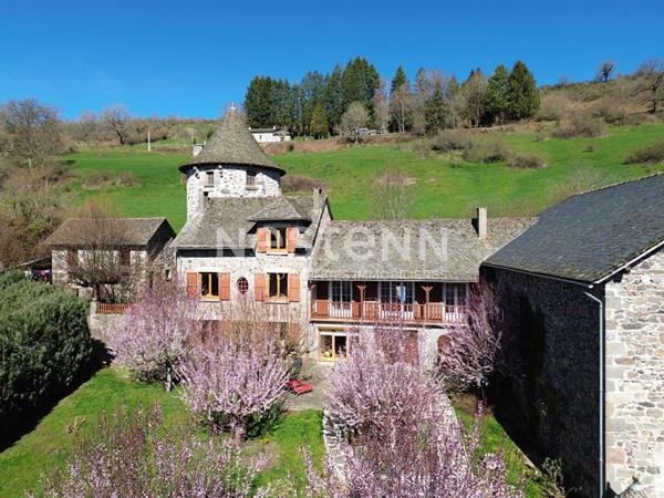 A vendre à Giou-de-Mamou, aux portes d'Aurillac, sur terrain arboré de 2100 m², maison de caractère de 6 pièces, gîte et grange et dépendances.