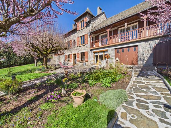 A vendre à Giou-de-Mamou, aux portes d'Aurillac, sur terrain arboré de 2100 m², maison de caractère de 6 pièces, gîte et grange et dépendances.