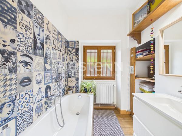 A vendre à Giou-de-Mamou, aux portes d'Aurillac, sur terrain arboré de 2100 m², maison de caractère de 6 pièces, gîte et grange et dépendances.