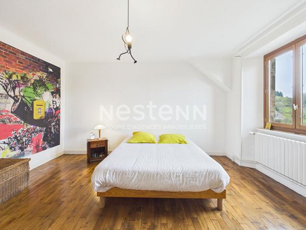 A vendre à Giou-de-Mamou, aux portes d'Aurillac, sur terrain arboré de 2100 m², maison de caractère de 6 pièces, gîte et grange et dépendances.