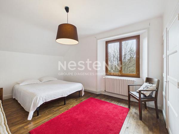 A vendre à Giou-de-Mamou, aux portes d'Aurillac, sur terrain arboré de 2100 m², maison de caractère de 6 pièces, gîte et grange et dépendances.