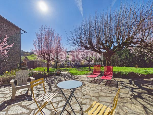 A vendre à Giou-de-Mamou, aux portes d'Aurillac, sur terrain arboré de 2100 m², maison de caractère de 6 pièces, gîte et grange et dépendances.