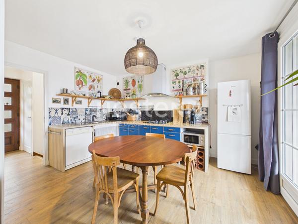 A vendre à Giou-de-Mamou, aux portes d'Aurillac, sur terrain arboré de 2100 m², maison de caractère de 6 pièces, gîte et grange et dépendances.