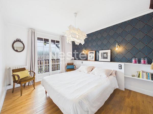 A vendre à Giou-de-Mamou, aux portes d'Aurillac, sur terrain arboré de 2100 m², maison de caractère de 6 pièces, gîte et grange et dépendances.