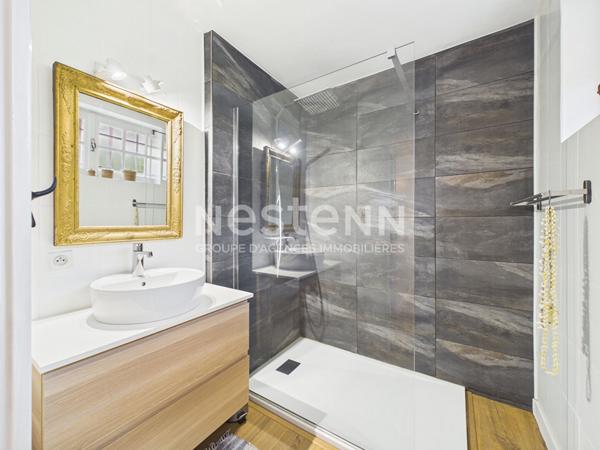 A vendre à Giou-de-Mamou, aux portes d'Aurillac, sur terrain arboré de 2100 m², maison de caractère de 6 pièces, gîte et grange et dépendances.