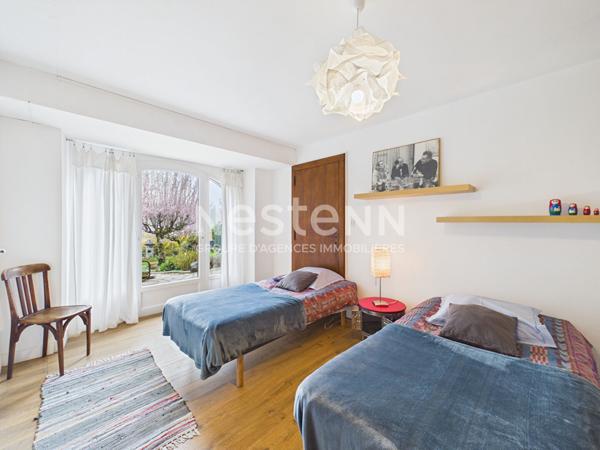 A vendre à Giou-de-Mamou, aux portes d'Aurillac, sur terrain arboré de 2100 m², maison de caractère de 6 pièces, gîte et grange et dépendances.