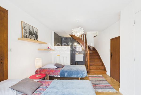 A vendre à Giou-de-Mamou, aux portes d'Aurillac, sur terrain arboré de 2100 m², maison de caractère de 6 pièces, gîte et grange et dépendances.