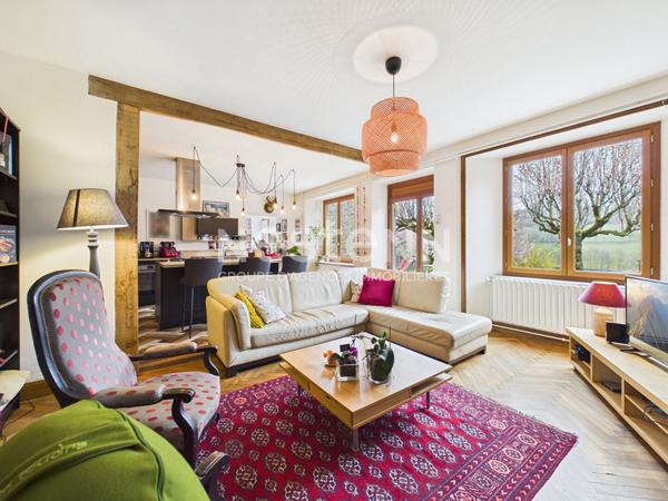 A vendre à Giou-de-Mamou, aux portes d'Aurillac, sur terrain arboré de 2100 m², maison de caractère de 6 pièces, gîte et grange et dépendances.