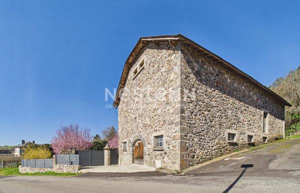 A vendre à Giou-de-Mamou, aux portes d'Aurillac, sur terrain arboré de 2100 m², maison de caractère de 6 pièces, gîte et grange et dépendances.