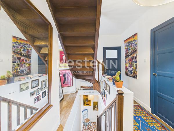 A vendre à Giou-de-Mamou, aux portes d'Aurillac, sur terrain arboré de 2100 m², maison de caractère de 6 pièces, gîte et grange et dépendances.