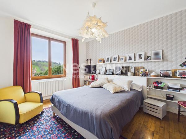 A vendre à Giou-de-Mamou, aux portes d'Aurillac, sur terrain arboré de 2100 m², maison de caractère de 6 pièces, gîte et grange et dépendances.