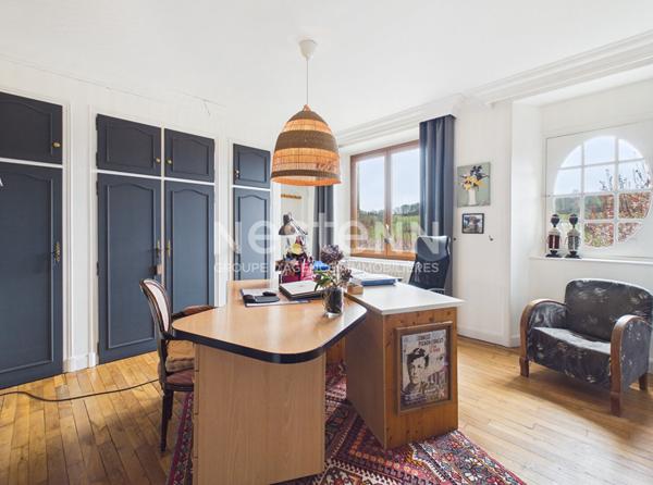 A vendre à Giou-de-Mamou, aux portes d'Aurillac, sur terrain arboré de 2100 m², maison de caractère de 6 pièces, gîte et grange et dépendances.