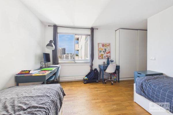 Vue SEINE, ÎLE DE LA JATTE et TOUR EIFFEL. Balcon, cave et box.