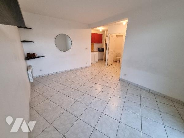 Appartement d'une pièce principale au coeur de MONDEVILLE