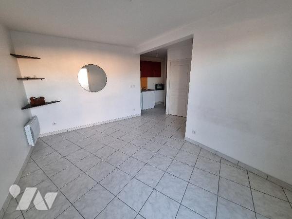 Appartement d'une pièce principale au coeur de MONDEVILLE