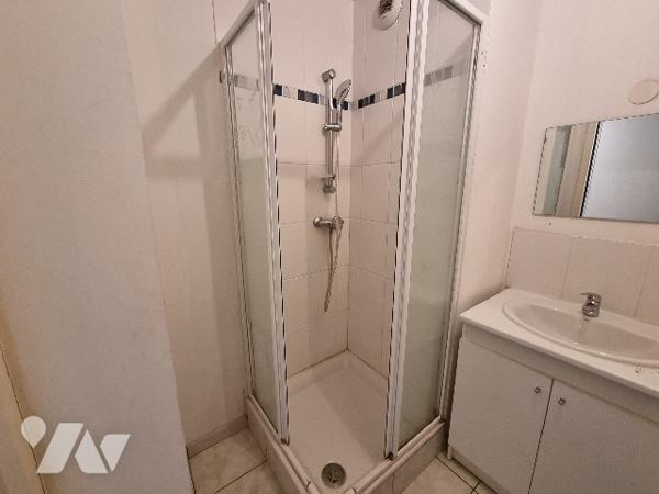 Appartement d'une pièce principale au coeur de MONDEVILLE