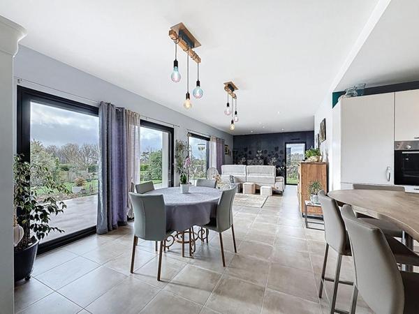 Maison familiale à Meucon, à 10 minutes de Vannes. Élégance, lumière et performance énergétique sur 1 760 m² de terrain