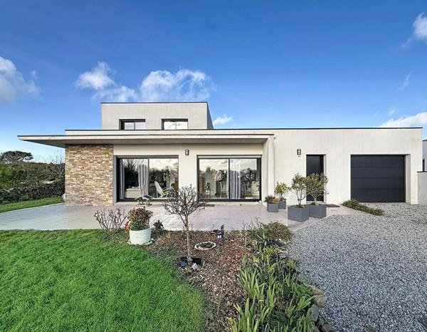Maison familiale à Meucon, à 10 minutes de Vannes. Élégance, lumière et performance énergétique sur 1 760 m² de terrain