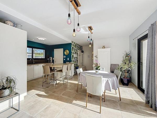 Maison familiale à Meucon, à 10 minutes de Vannes. Élégance, lumière et performance énergétique sur 1 760 m² de terrain