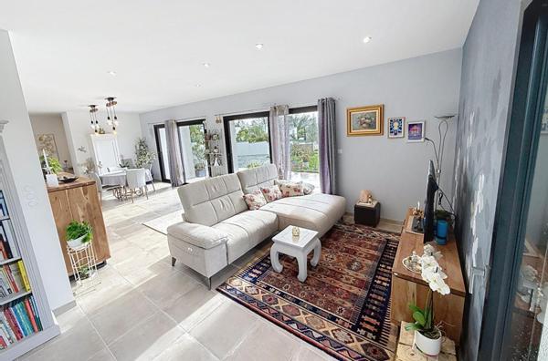 Maison familiale à Meucon, à 10 minutes de Vannes. Élégance, lumière et performance énergétique sur 1 760 m² de terrain