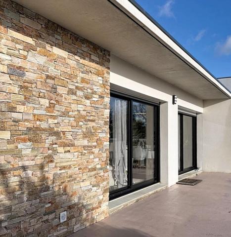 Maison familiale à Meucon, à 10 minutes de Vannes. Élégance, lumière et performance énergétique sur 1 760 m² de terrain