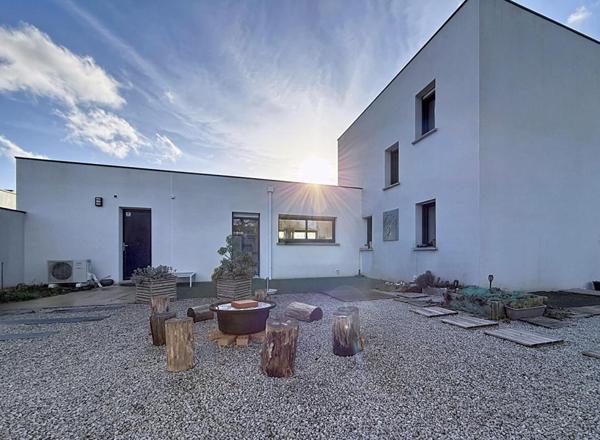 Maison familiale à Meucon, à 10 minutes de Vannes. Élégance, lumière et performance énergétique sur 1 760 m² de terrain