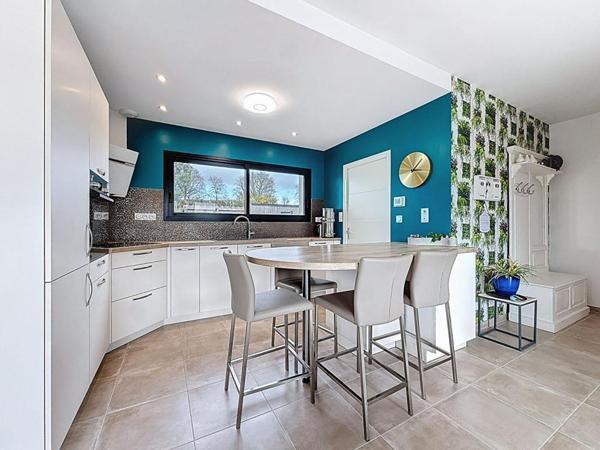 Maison familiale à Meucon, à 10 minutes de Vannes. Élégance, lumière et performance énergétique sur 1 760 m² de terrain