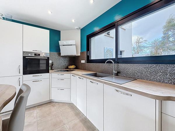 Maison familiale à Meucon, à 10 minutes de Vannes. Élégance, lumière et performance énergétique sur 1 760 m² de terrain