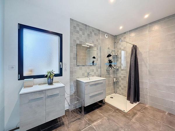 Maison familiale à Meucon, à 10 minutes de Vannes. Élégance, lumière et performance énergétique sur 1 760 m² de terrain