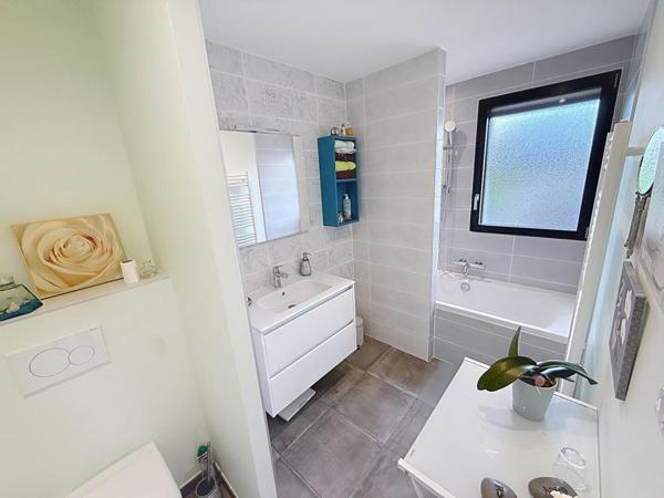 Maison familiale à Meucon, à 10 minutes de Vannes. Élégance, lumière et performance énergétique sur 1 760 m² de terrain