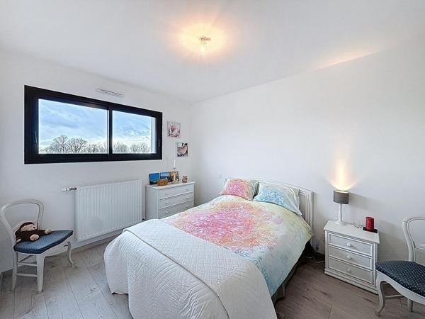 Maison familiale à Meucon, à 10 minutes de Vannes. Élégance, lumière et performance énergétique sur 1 760 m² de terrain