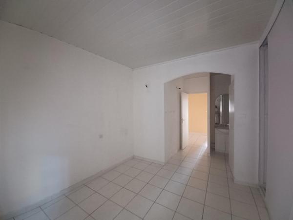 Un immeuble 2 faces 200M2-2T4-1 garage 1 local commerciale 3 box