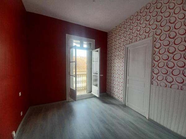 Un immeuble 2 faces 200M2-2T4-1 garage 1 local commerciale 3 box