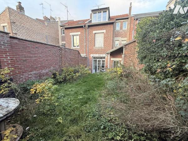 HENRIVILLE Maison avec porte cochère rue Jeanne d'Arc