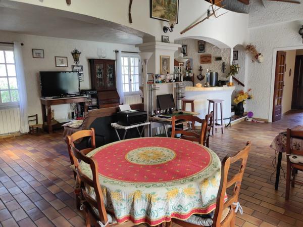 LORGUES VILLA T6 PISCINE SUR 6400 M²