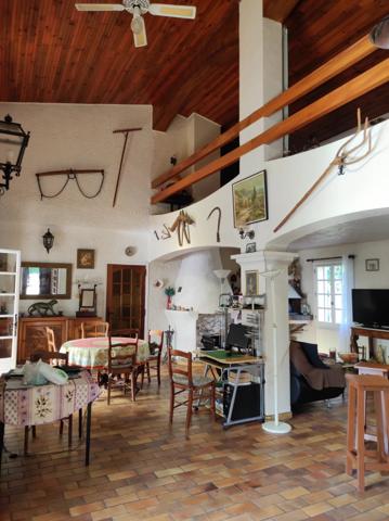 LORGUES VILLA T6 PISCINE SUR 6400 M²