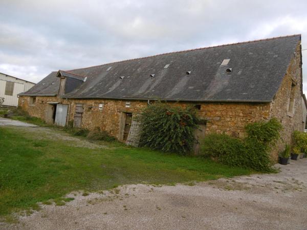 Cette jolie longère  en pierres apparentes.