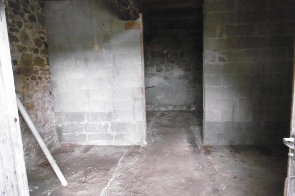 Cette jolie longère  en pierres apparentes.