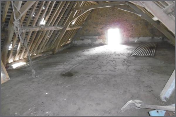 Cette jolie longère  en pierres apparentes.