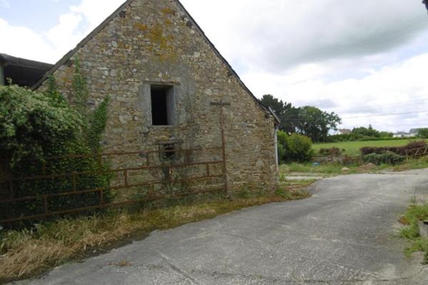 Cette jolie longère  en pierres apparentes.