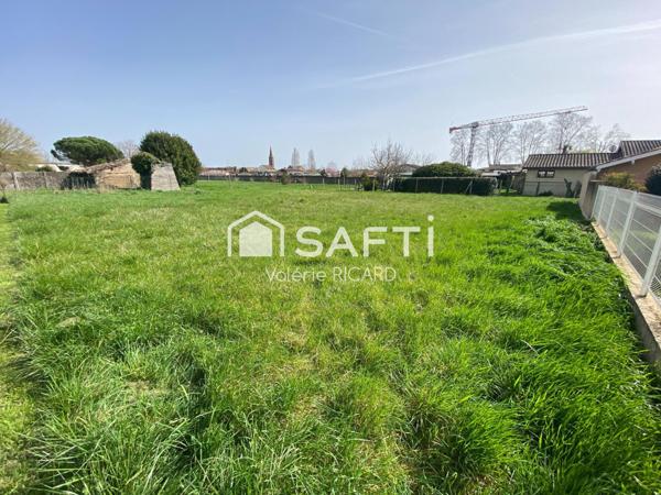 Terrain constructible 775 m² à Nègrepelisse, au calme tout en étant au coeur du "village" !