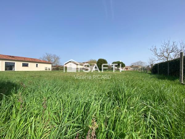 Terrain constructible 775 m² à Nègrepelisse, au calme tout en étant au coeur du "village" !