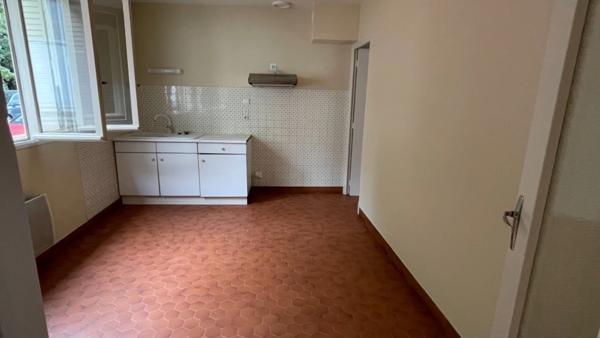 Tarbes centre ville proche commerces ,maison de ville 120M2 habitables, avec 4 chambres, Garage, terrain sans vis à vis