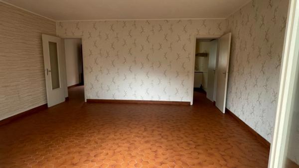 Tarbes centre ville proche commerces ,maison de ville 120M2 habitables, avec 4 chambres, Garage, terrain sans vis à vis