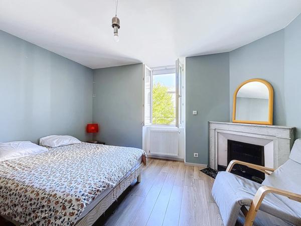 Maison de caractère avec cour et terrasse - 6 chambres - 15 mn de l'A7