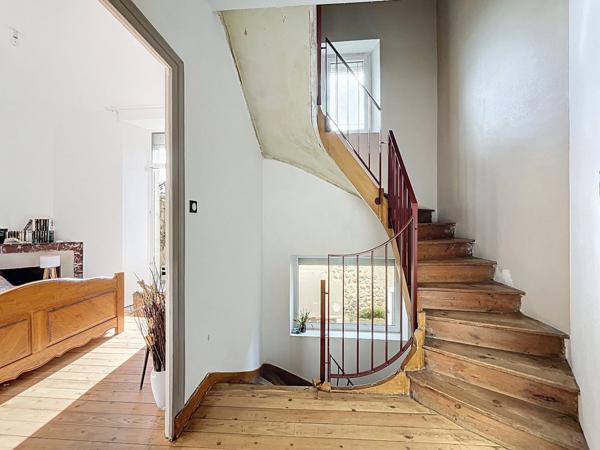 Maison de caractère avec cour et terrasse - 6 chambres - 15 mn de l'A7