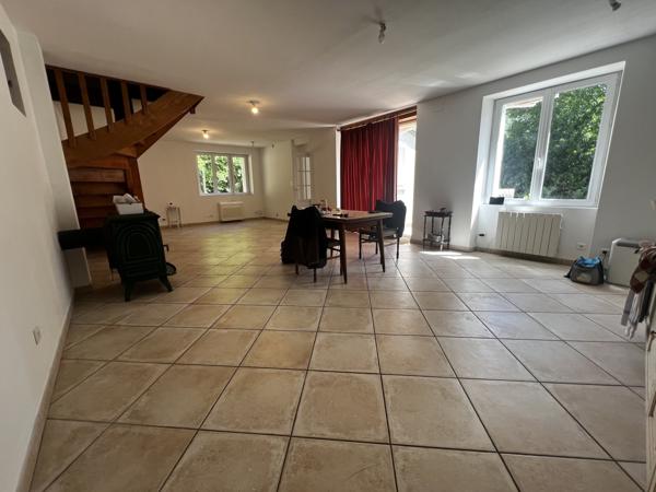 Maison 4 chambres, dépendances, 9000 m² de terrain et plus ..